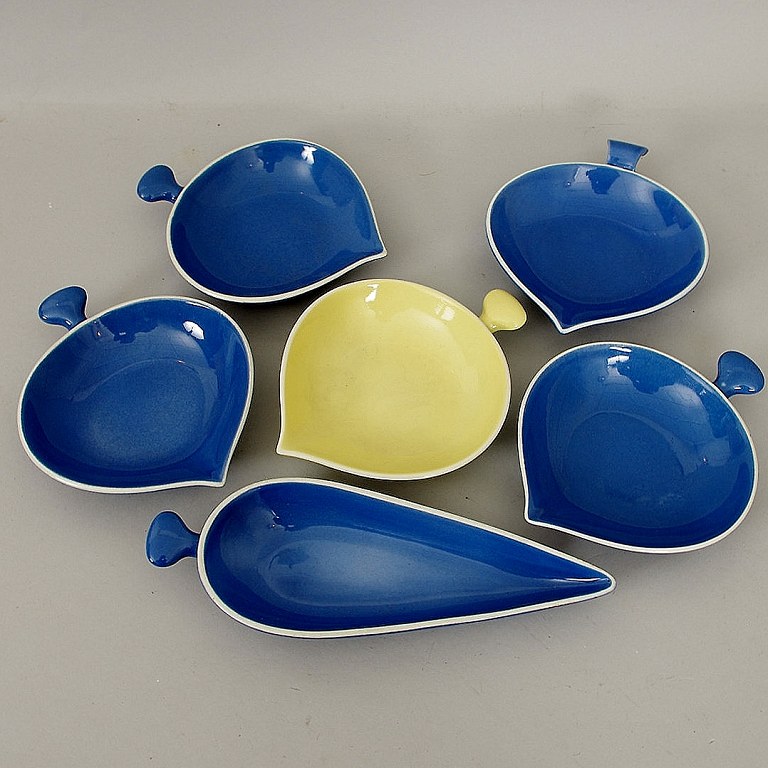 5 blue and a yellow dish "Gefyr" design Stig Lindberg, Gustavsberg. 
