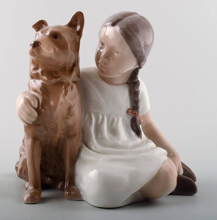 B&G, Bing & Grøndahl figur 1973, pige med hund.
