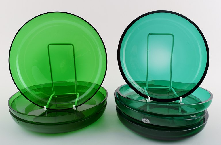 4 + 3 dishes in green glass, designed by Josef Frank.
Produced by: Reijmyre / Gullaskruf.