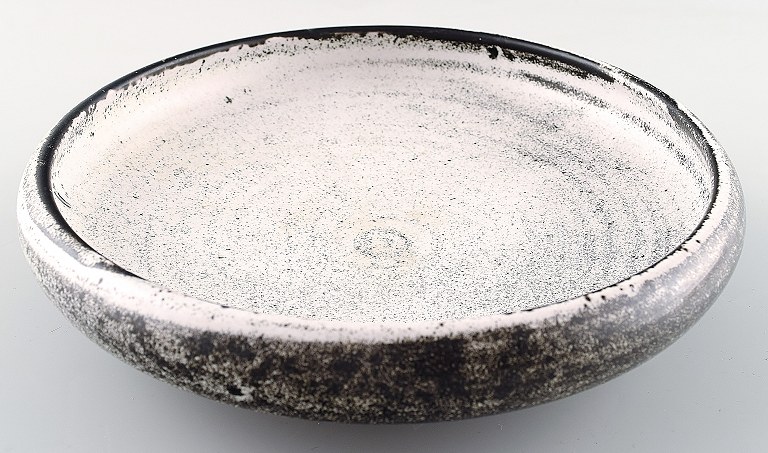 Kähler, Denmark, glazed stoneware dish 1930s.
Designed by Svend Hammershoi.