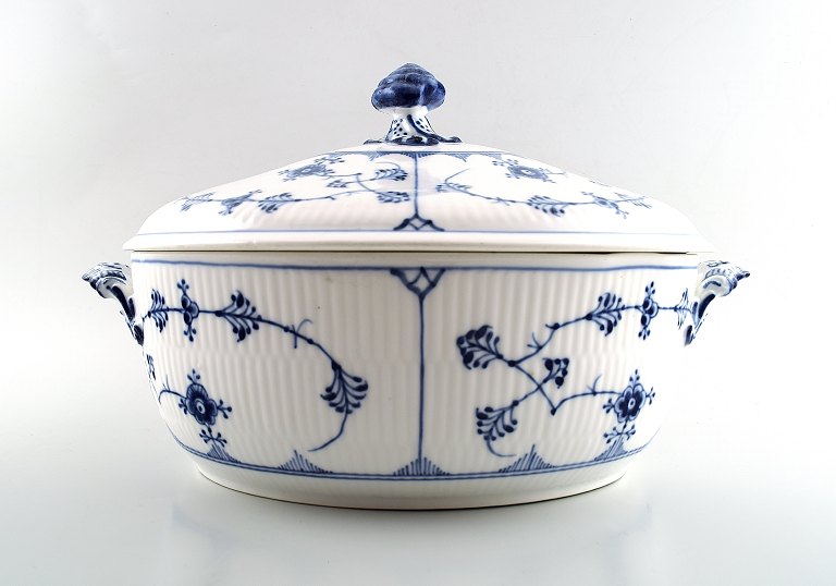 Royal Copenhagen Blue Fluted plain soup tureen with lid.
Number 1/360.