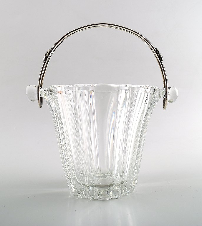 Swedish art glass ice bucket with handle in silver.
