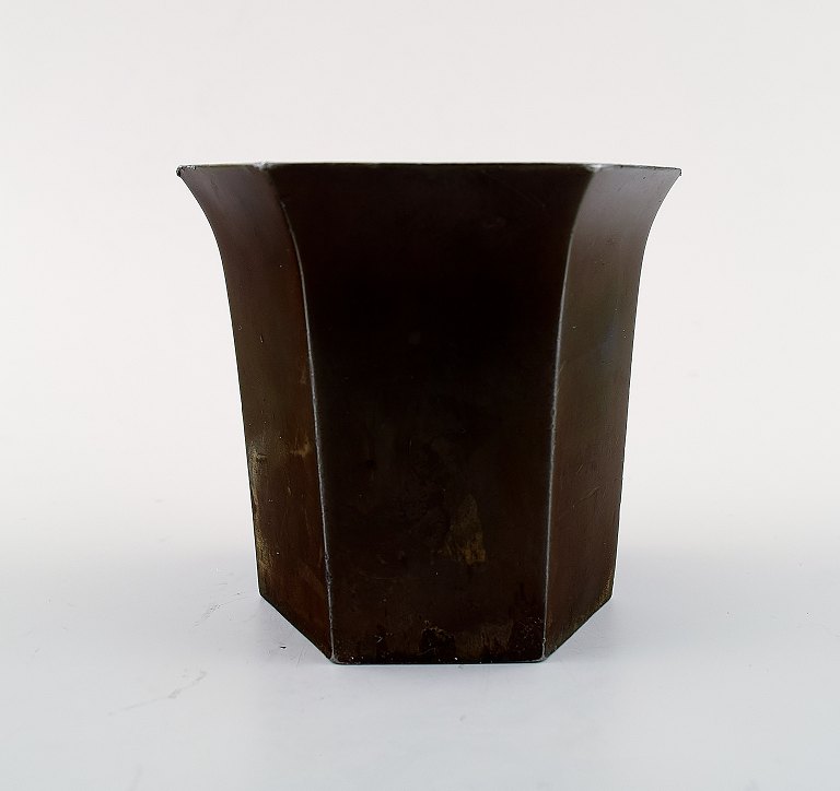 Beaker / vase, designed by Just Andersen.
Designed in "disko metal" and signed 