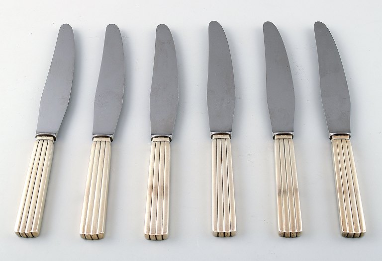 Bernadotte 6 dinner knives from Georg Jensen.
