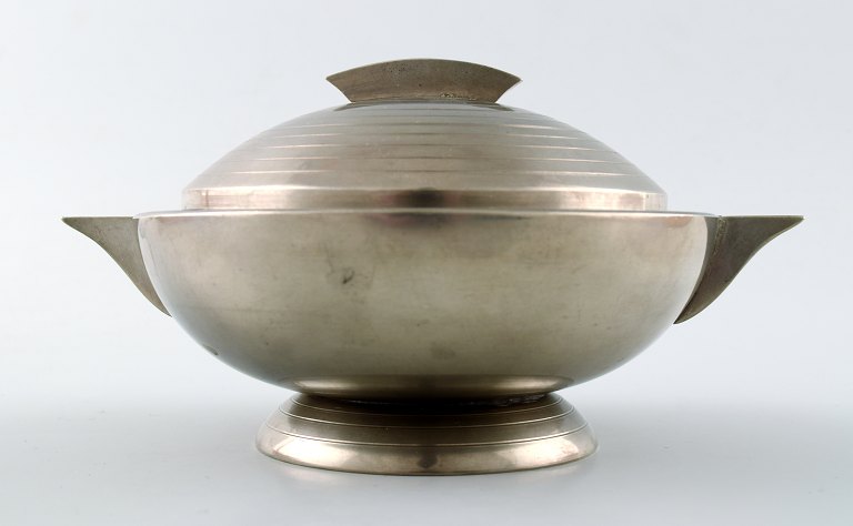 GAB (Guldsmedsaktiebolaget) Art deco lidded bowl in pewter.
