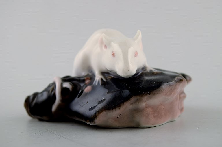 Rare Royal Copenhagen Art Nouveau figure, mouse on a fish head, number 513.