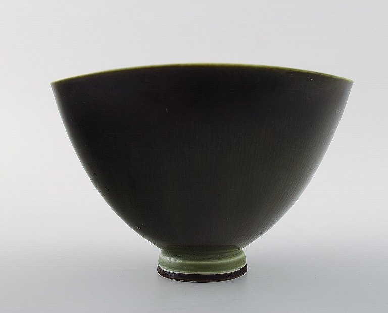 Berndt Friberg Studio ceramic bowl. Modern Swedish design.
Unique, handmade.