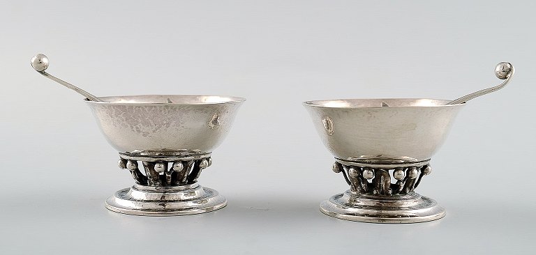 Georg Jensen: Two salt cellars with matching salt spoons.
