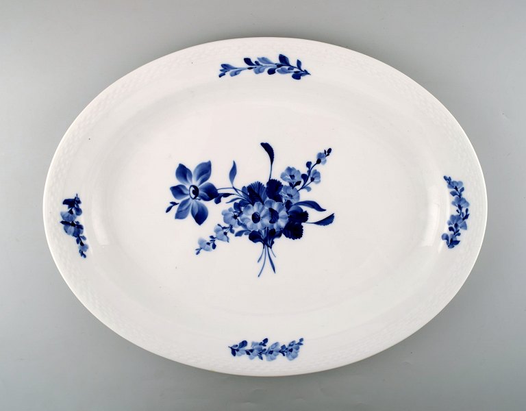 Royal Copenhagen Blue flower braided.
Large Serving dish no. 10/8019. Porcelain.