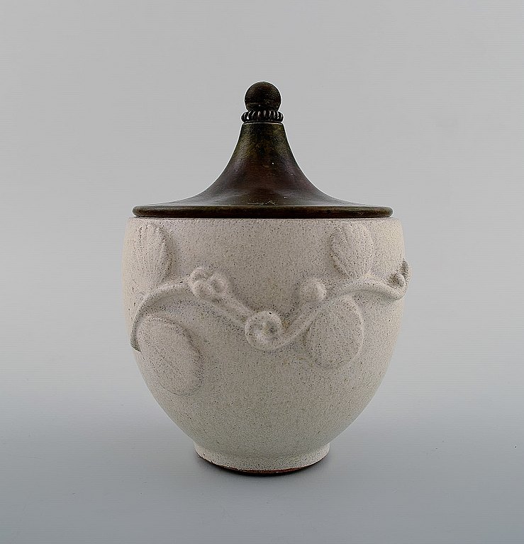 Arne Bang (1901-1983). Jar with lid of glazed stoneware with foliage in relief, 
lid of patinated bronze.