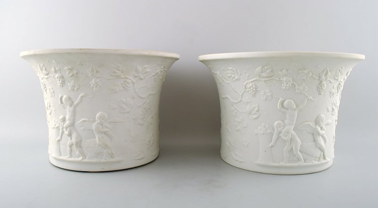 B&G/Bing & Grondahl after Thorvaldsen, a pair of rare flowerpots in biscuit.