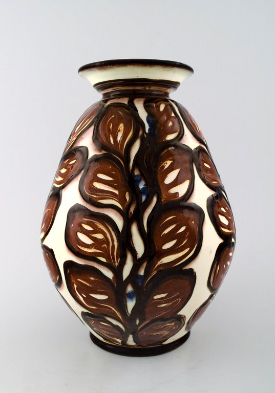 Kähler, Denmark, large glazed stoneware vase in modern design.
1930 / 40s. Cow horn technique.