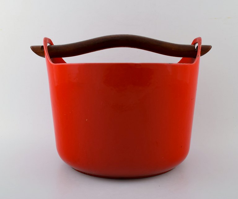 Sarpaneva for Rosenlew, Finland. Cast iron casserole in red enamel.
The original model from 1959.