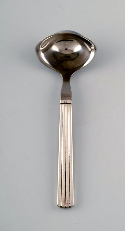 Georg Jensen sølvbestik  Bernadotte sølvbestik Georg Jensen
Bernadotte, Georg Jensen sølvbestik. Bestikmønster nr. 9 Bernadotte 
sterlingsølv 925. 
Sovseske, længde 18,5 cm.