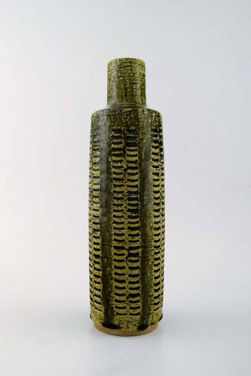 Pottery vase from Palshus in olive green glaze by Per Linnemann-Schmidt, a 
renowned Danish ceramist. Fine example of contemporary Danish ceramics from the 
1970s. 
