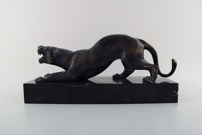 Irénée Rochard (1906-1984). Figur af patineret metal udført som panter, på base 
af sort marmor, sign. "ROCHARD".