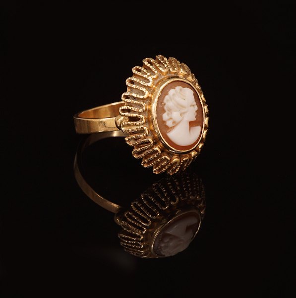 Jørgen Larsen, Kopenhagen: Camé Ring in 14kt Gold. Ringgr. 55-56