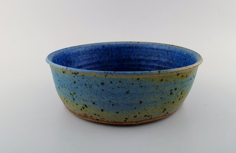 Helle Allpass (1932-2000). Large bowl of glazed stoneware in beautiful glaze 
with blue and green shades with iron spots. 1960 / 70