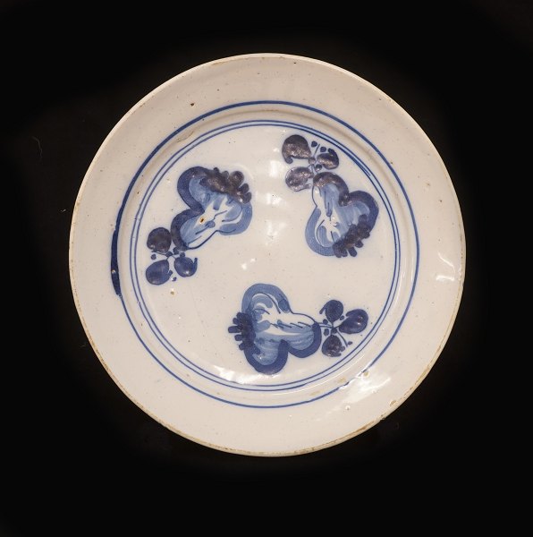 A blue decorated faience plate. Signed Copenhagen circa 1740. D: 21,5cm