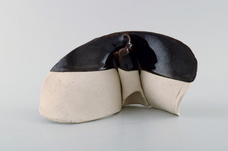 Ivy Lysdal, b. 1937. Danish potter and painter.
Abstract unique sculpture. 1970