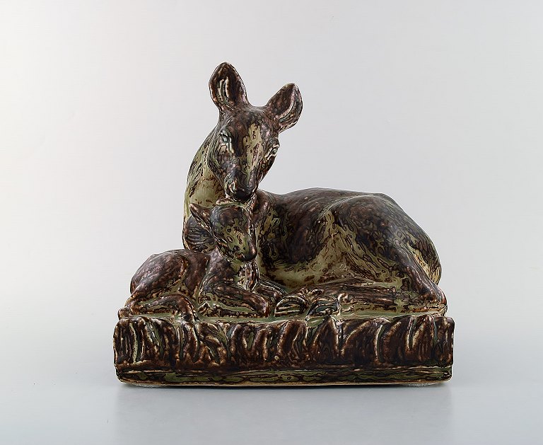 Knud Kyhn for Royal Copenhagen. Large stoneware figure no. 21239. Deer with kid. 
Dated 1957.