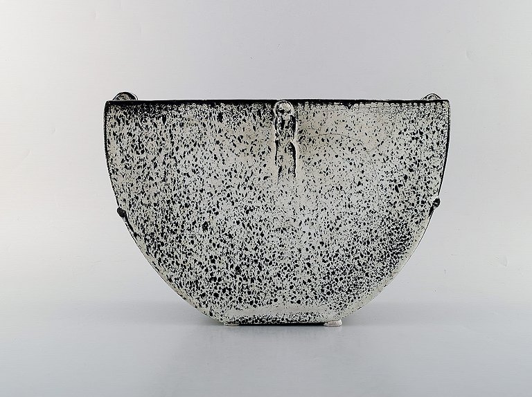 Svend Hammershøi for Kähler, Denmark. Large glazed flower basin / jardiniere in 
beautiful black and white double glaze. 1930