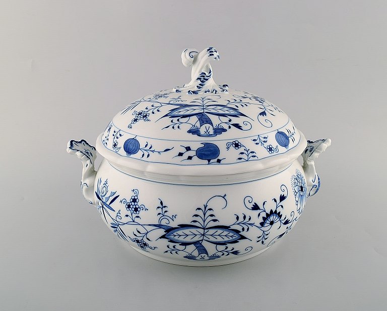 Meissen blue onion patterned lidded tureen. Mid 20th century.
