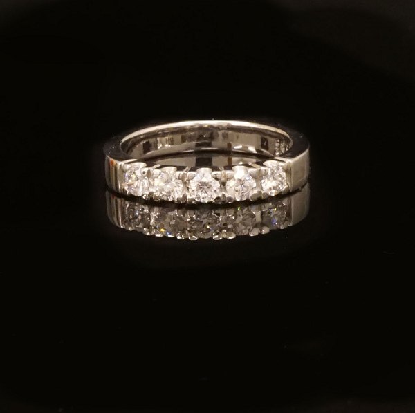 A 14kt of whitegold ring with five 0,1ct labgrown diamonds. Ringsize 54-55