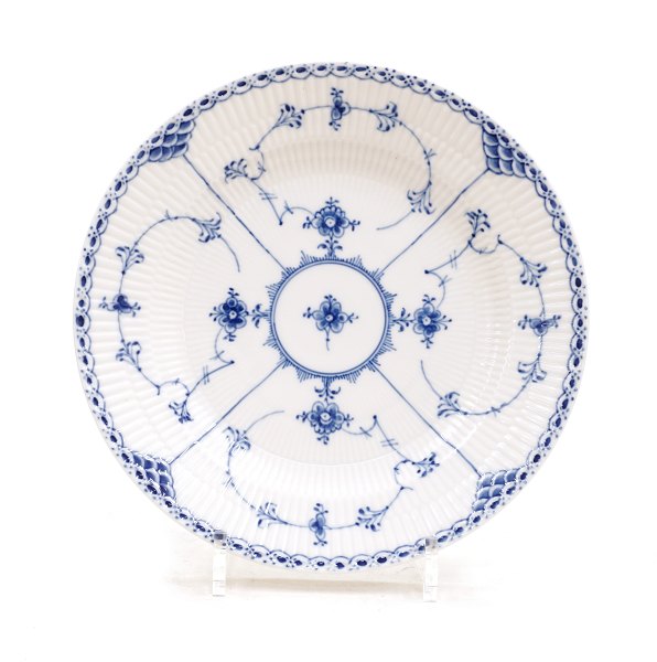 Royal Copenhagen: A large blue fluted half lace plate. #1/571. D: 25,5cm