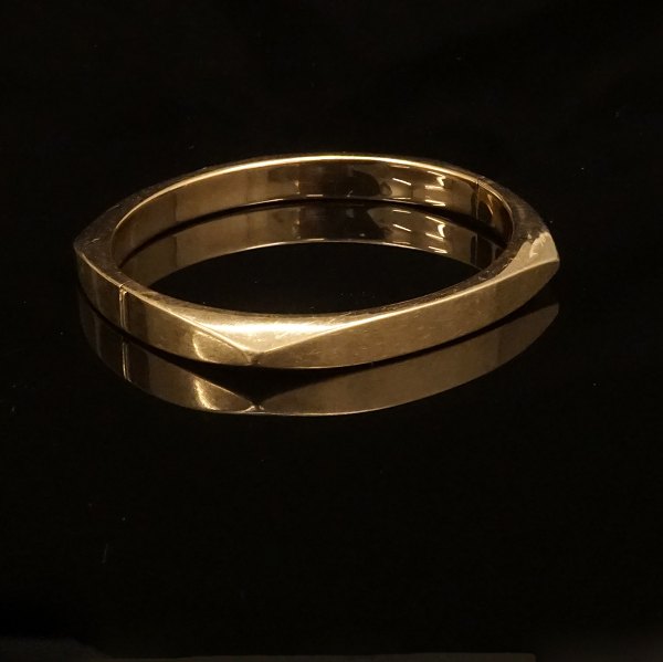 John Sørensen, Denmark: An oval bangle, 14kt gold. Size inside: 5,3x5,8cm