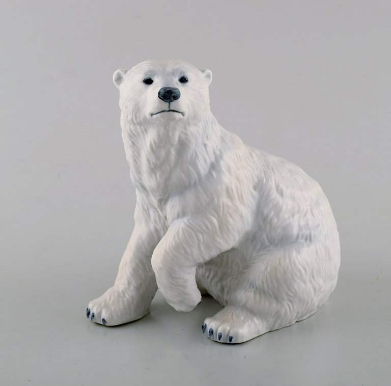 Allan Therkelsen for Royal Copenhagen. Sjælden porcelænsfigur model 355. 
Isbjørn.