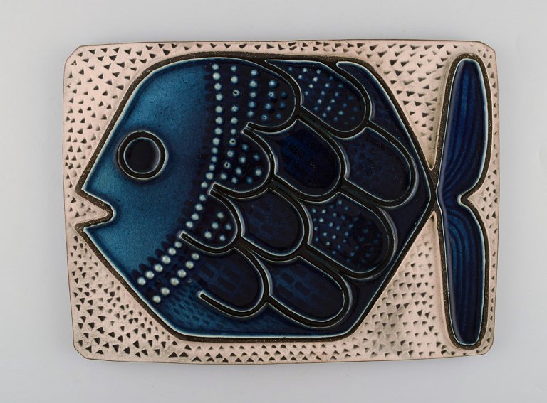 Mari Simmulson for Upsala-Ekeby. Glazed ceramic wall plaque decorated with fish. 
Ca. 1960.
