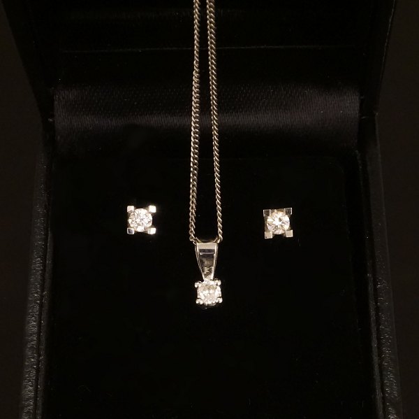 A set of Necklace and earrings in 14kt white gold. Circa 0,3ct. Necklace: 42cm