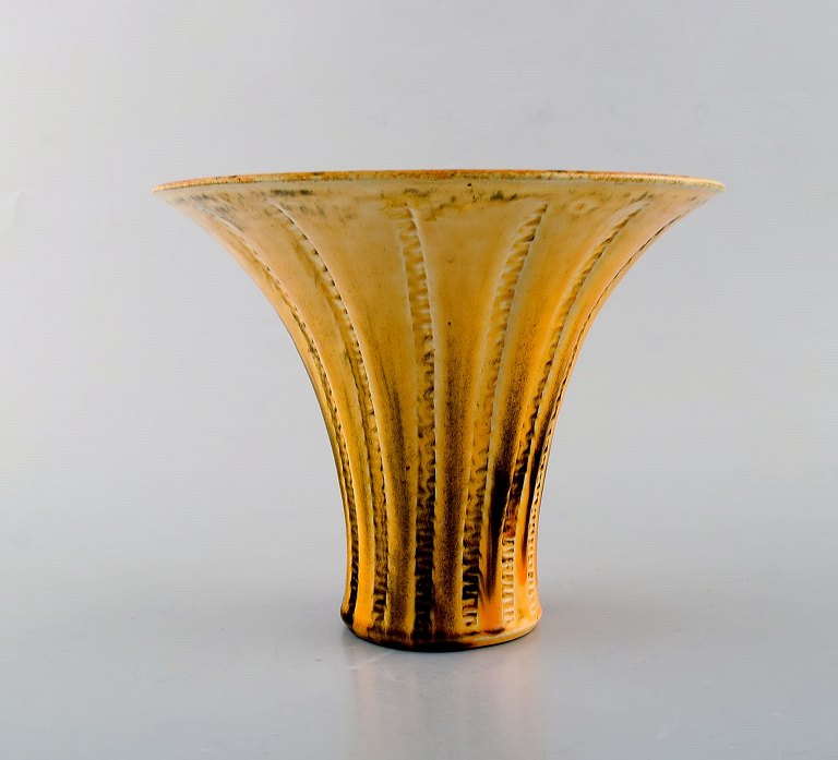 Svend Hammershøi for Kähler, HAK. Vase i glaseret stentøj. Smuk gul uranglasur. 
1930/40