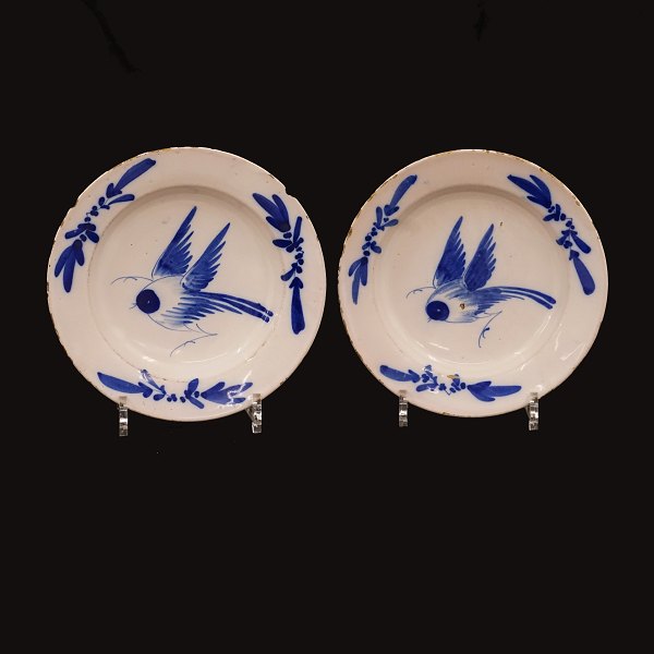 A pair of 18th century Northgerman faience dishes with birds. Circa 1775. D: 
21cm