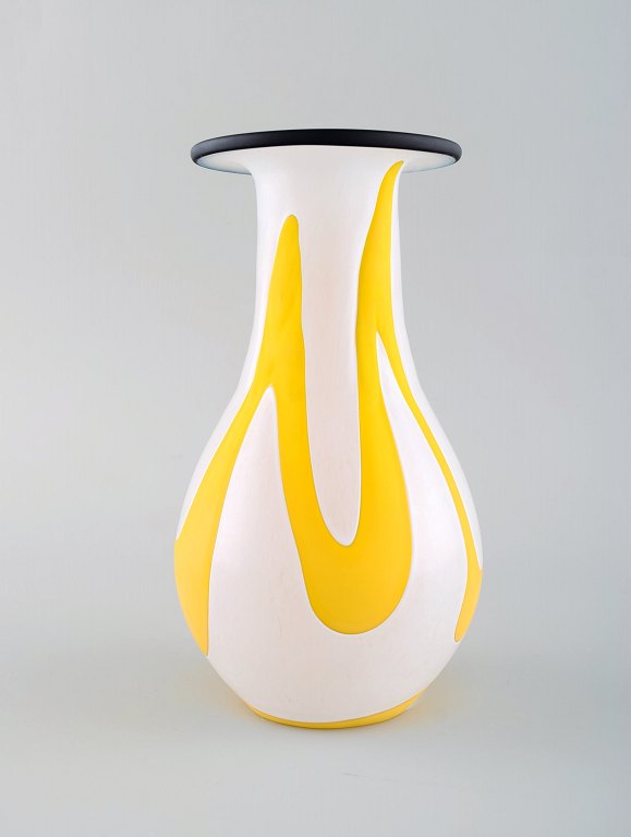 Ulrica Hydman Vallien for Kosta Boda. Vase in mouth-blown art glass. 1980