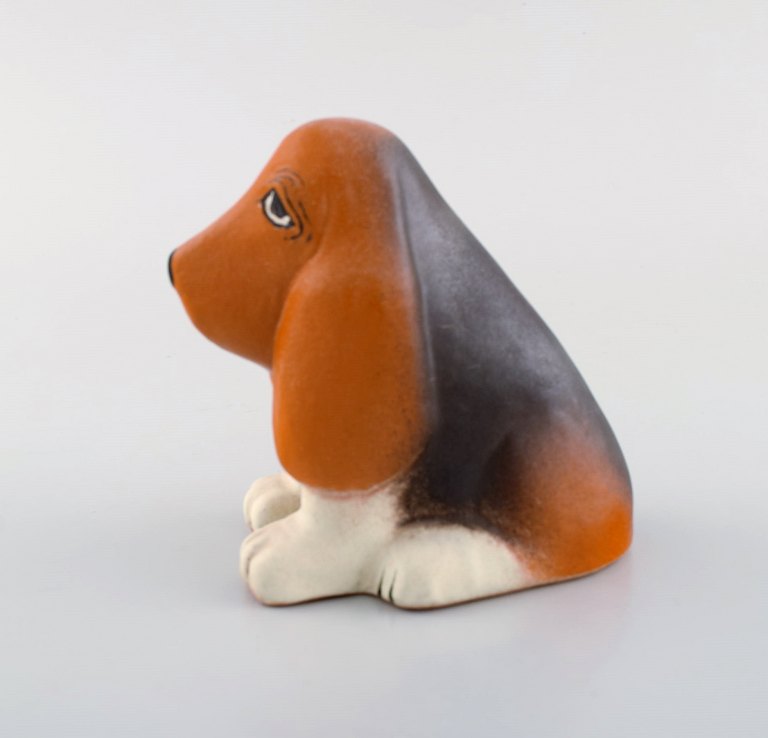 Lisa Larson for K-Studion / Gustavsberg. Basset hound in glazed ceramics. Late 
20th century.
