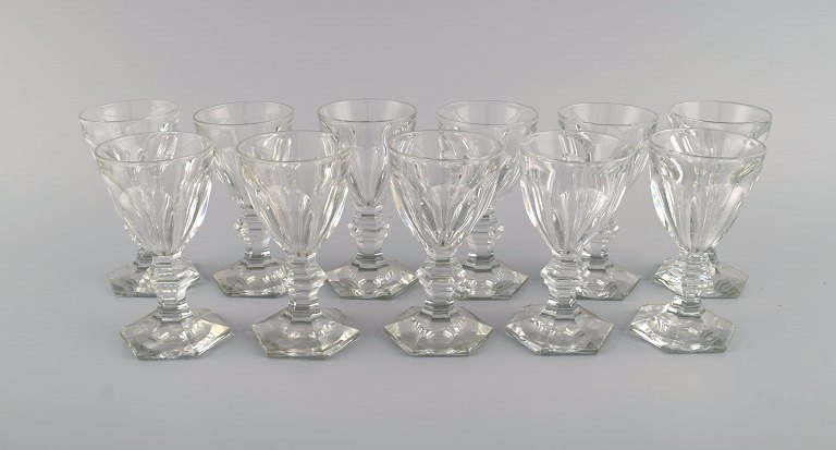 Baccarat, France. 11 "Harcourt 1841" glasses in mouth blown crystal glass. 
Mid-20th century.
