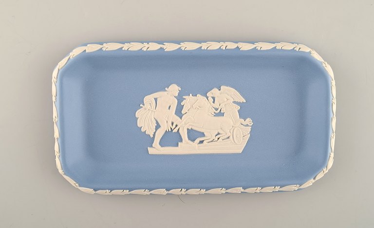 Wedgwood, England. Lille firkantet fad i lyseblåt stentøj med klassicistiske 
scener i hvidt. Ca. 1930.  
