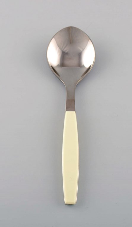 Henning Koppel for Georg Jensen. Strata dessertske i rustfrit stål og 
cremefarvet plast. 1960/70