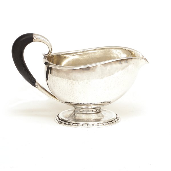 Kraftig Georg Jensen sauciere i sterlingsølv. #290B. Perioden 1933-44. H: 
11,3cm. V: 312gr