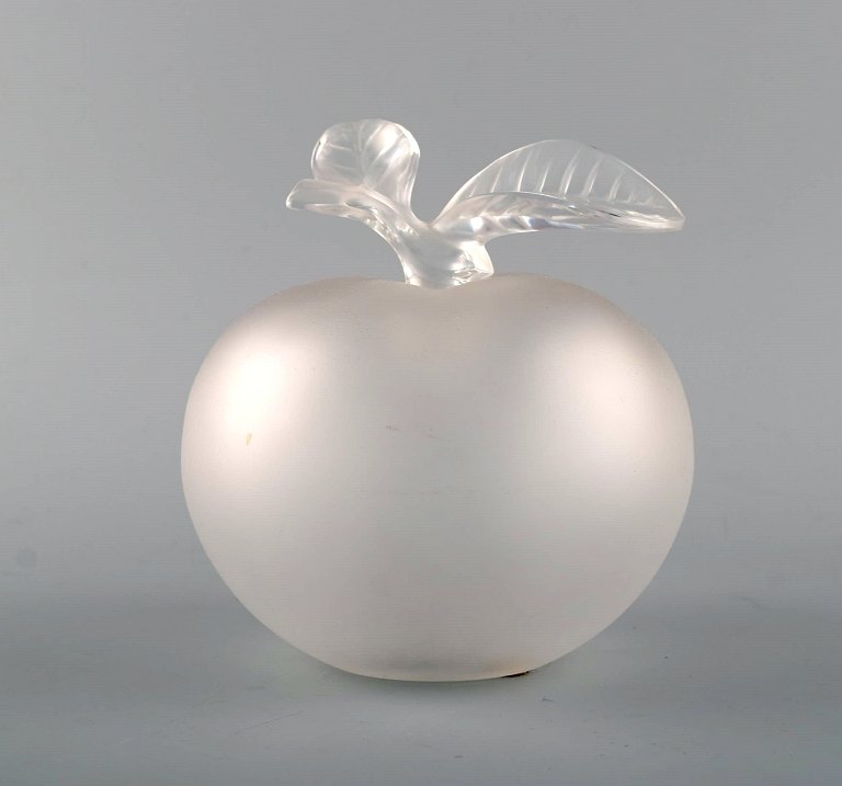 Lalique flacon shaped as an apple in clear frosted art glass. 1980s.
