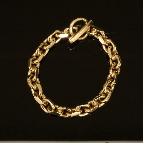 An 14kt gold anchor bracelet. L: 22cm. W: 84,3gr