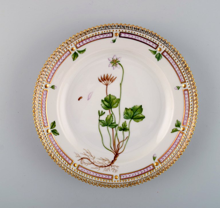 Royal Copenhagen Flora Danica salattallerken i håndmalet porcelæn med blomster 
og gulddekoration. Modelnummer 20/3573.  
