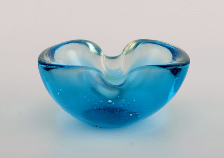 Murano skål i lyseblåt mundblæst kunstglas. Italiensk design, 1960