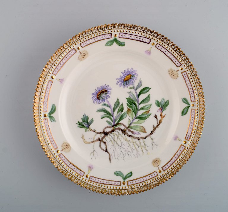 Royal Copenhagen Flora Danica plate in hand-painted porcelain with flowers and 
gold decoration. Dated 1952.
