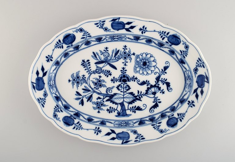 Large antique Meissen "Blue Onion" serving dish in hand-painted porcelain. Early 
20th century.
