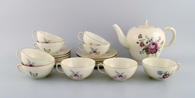 Royal Copenhagen Frijsenborg tea service for 9 people. 1940s.
