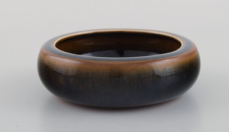 Carl Harry Stålhane for Rörstrand. Bowl in glazed ceramics. Beautiful glaze in 
brown shades. Mid-20th century.
