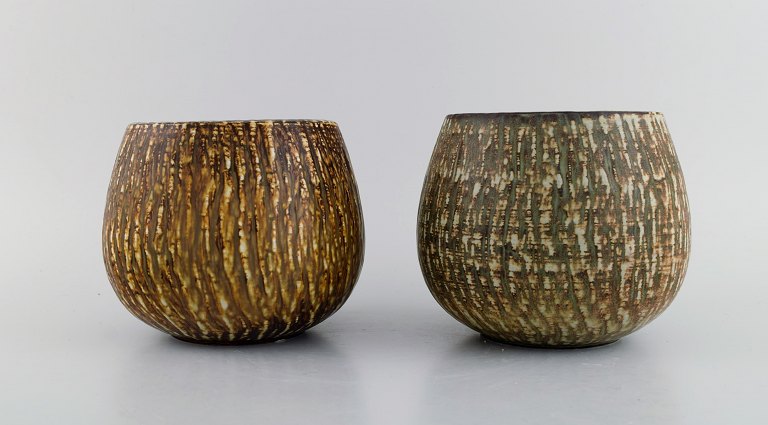 Gunnar Nylund for Rörstrand. Two bowls in glazed stoneware. Beautiful birch wood 
glaze. Mid-20th century.
